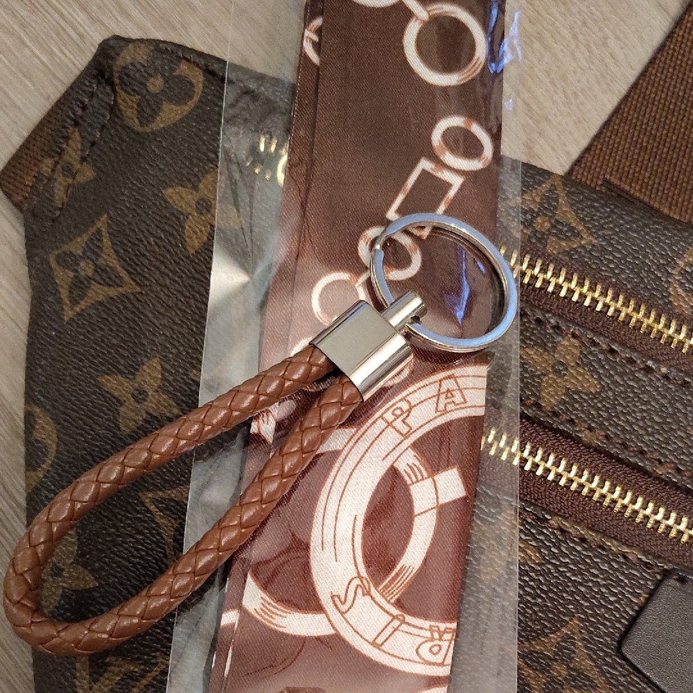 🆕2PC LUX Paris Logo Coffee Twill/Handbag Scarf With Matching Keychain Nwt